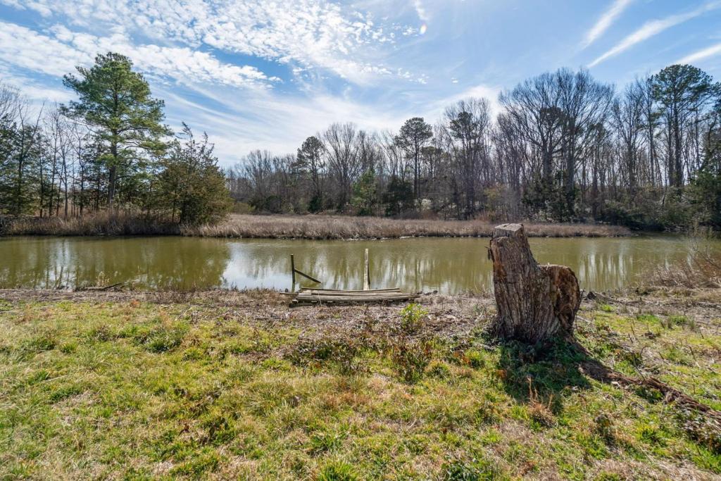 Enormous 6 BR Family Style Home By Waterside