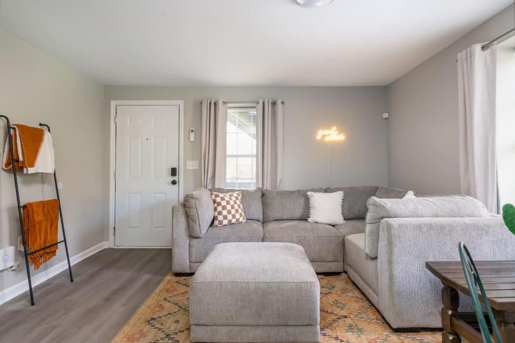 Plush 1 bed APT near Five Points! Bring your pets! photo 1