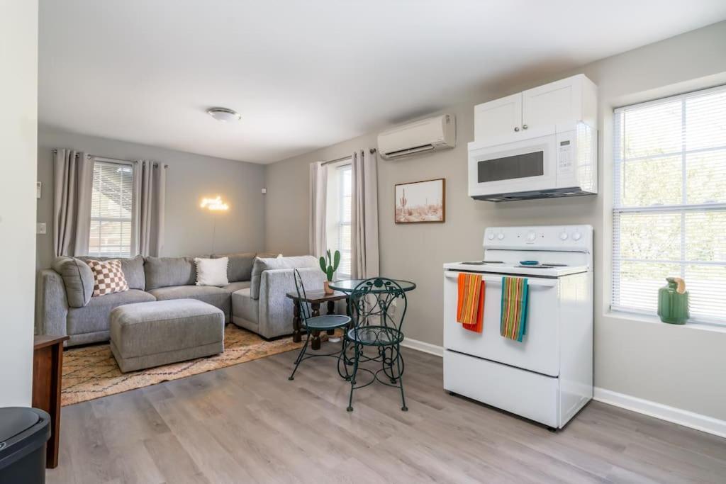 Plush 1 bed APT near Five Points! Bring your pets! photo 2