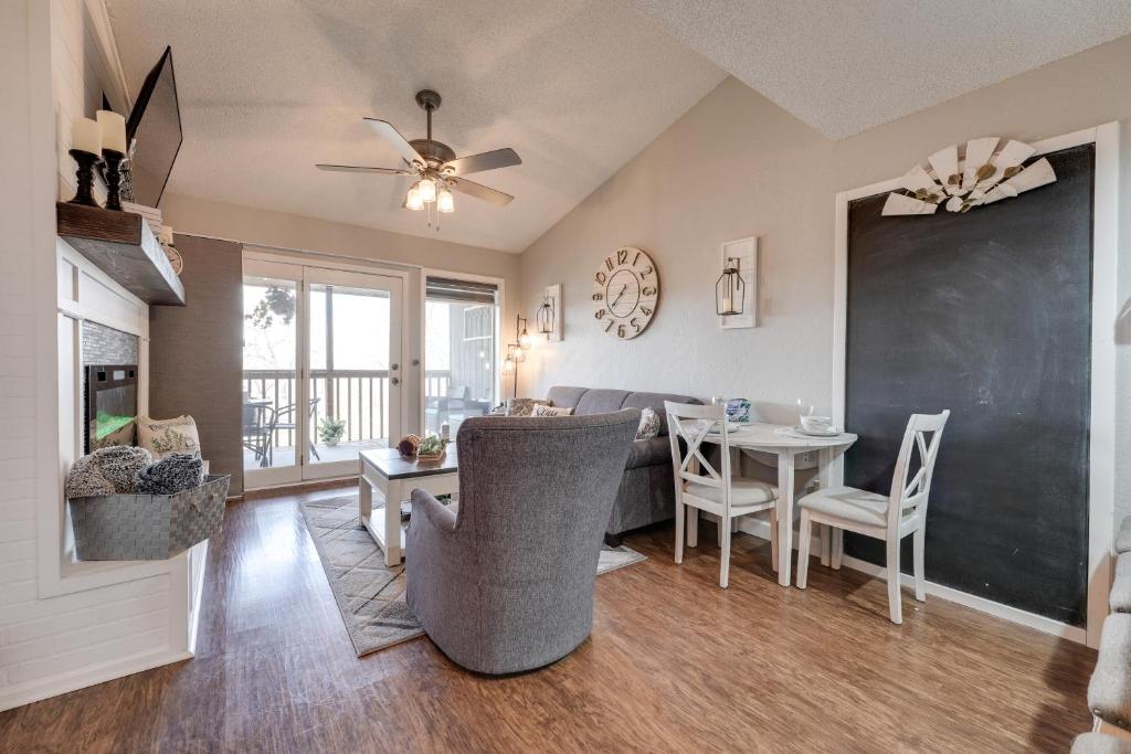 Modern Chic Home about 1 Mi to Silver Dollar City! photo 4