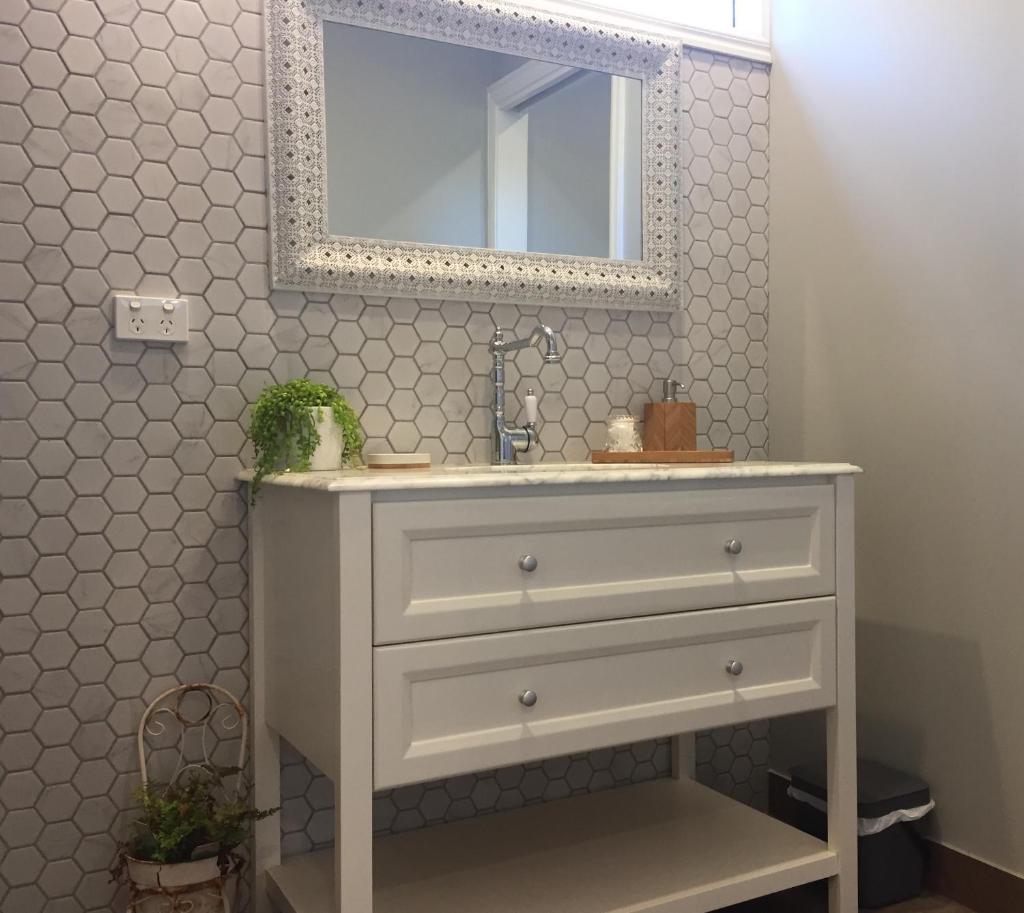 Hamptons In Rye Studio - 3 Mins from Famous Hot Springs! photo 4