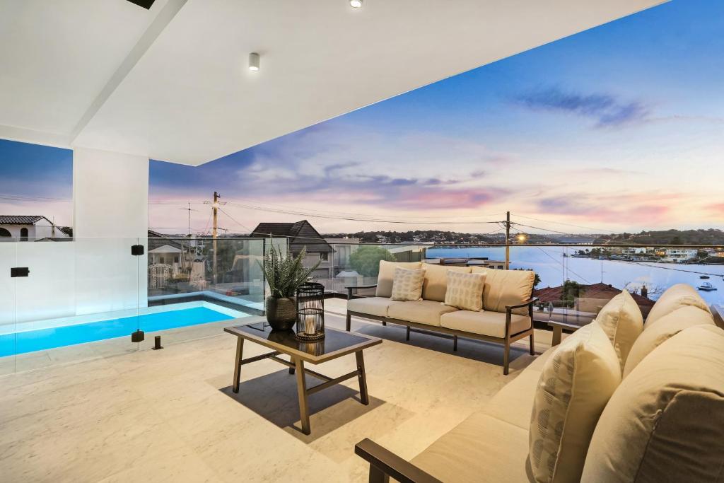 Luxury Waterside Home photo 3