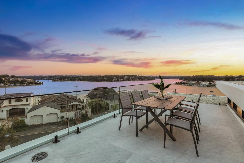 Luxury Waterside Home photo 4