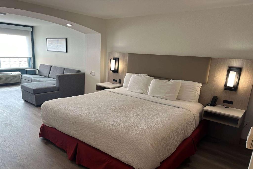 La Quinta Inn & Suites by Wyndham Albuquerque Midtown image