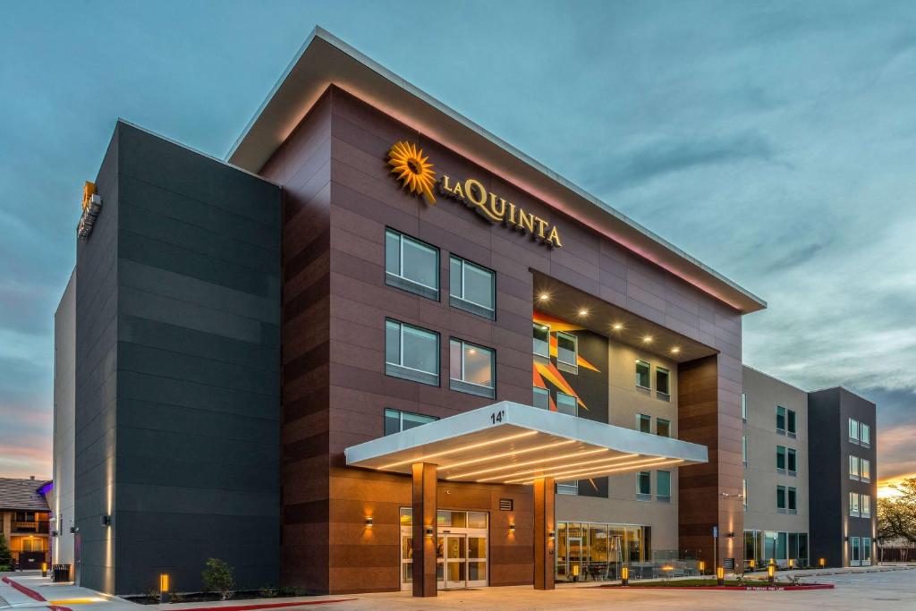 La Quinta Inn & Suites By Wyndham Galt Lodi North image