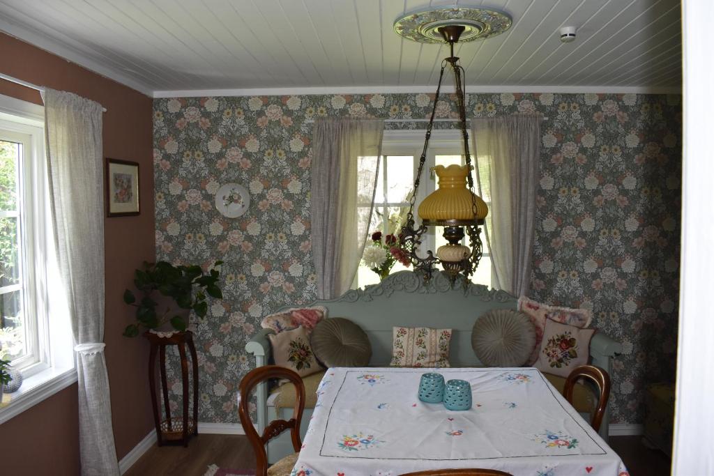 Cozy Country House - Tap to explore photos