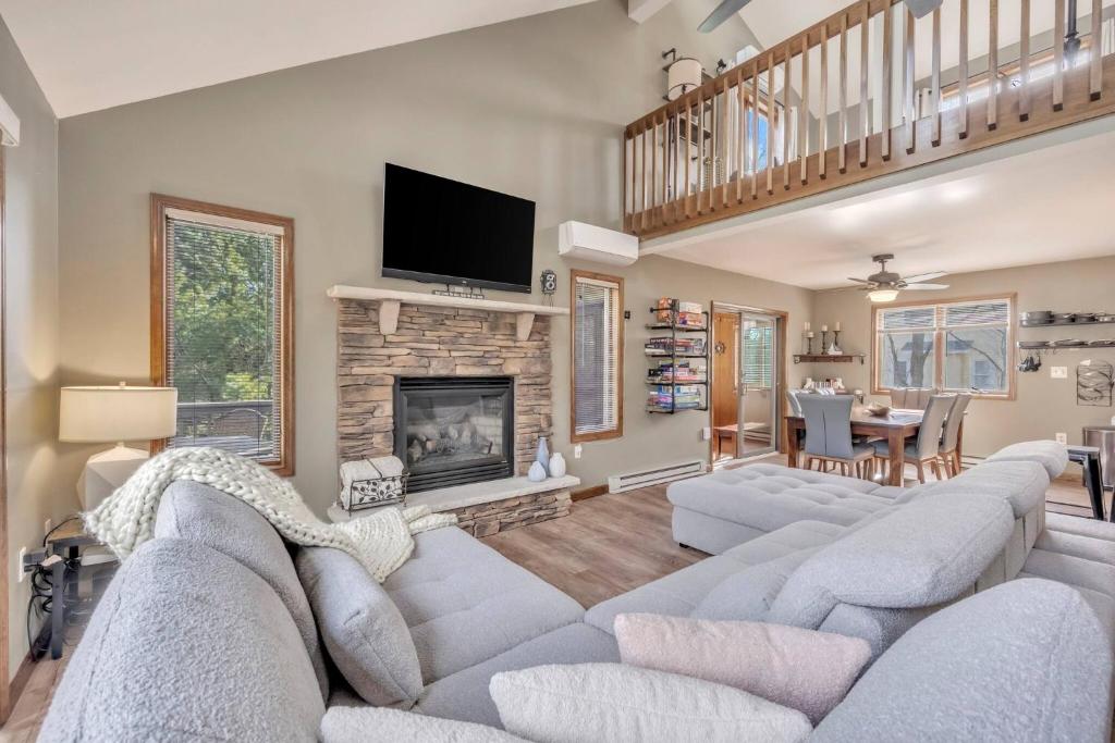 Steps To The Lake House, Hot tub, Game room, Deck