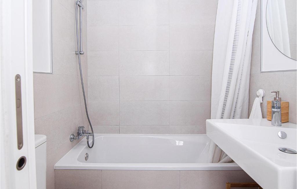 Nice Apartment In Chipiona With Outdoor Swimming Pool, Wifi And 2 Bedrooms photo 4