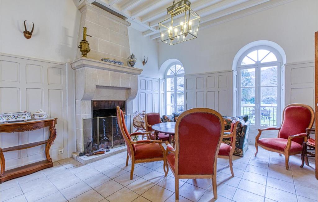 Beautiful Home In Espalion With Outdoor Swimming Pool, Wifi And 10 Bedrooms photo 1