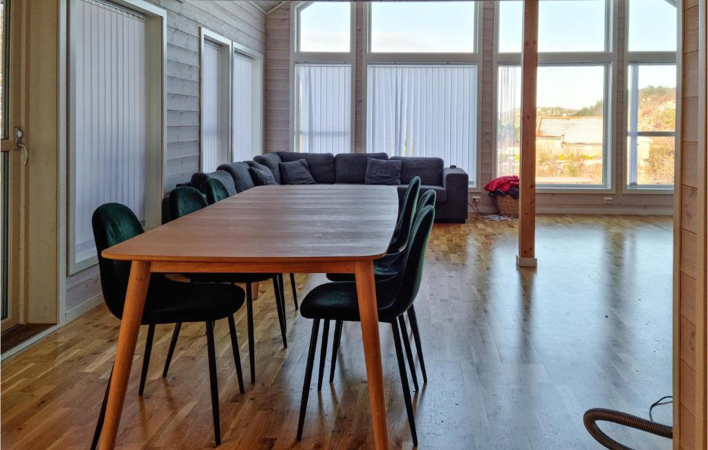 Awesome Home In Lyngdal With Wifi And 4 Bedrooms photo 1