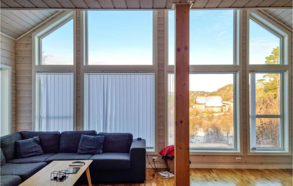 Awesome Home In Lyngdal With Wifi And 4 Bedrooms photo 3
