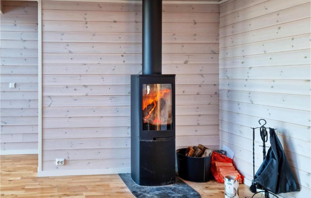 Awesome Home In Lyngdal With Wifi And 4 Bedrooms photo 4