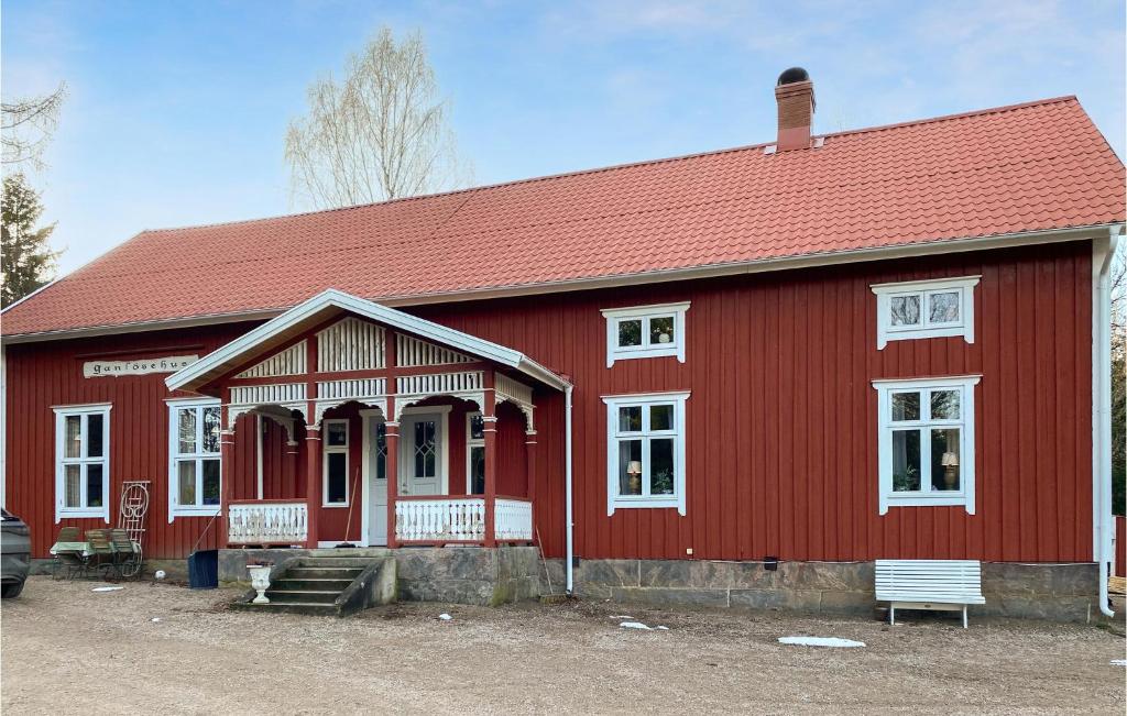 Beautiful Home In Bredaryd With Wifi And 5 Bedrooms
