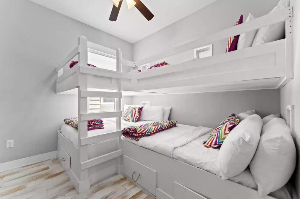 Barefoot Bungalow Sleeps 12 in Prominence Pet Friendly Golf Cart