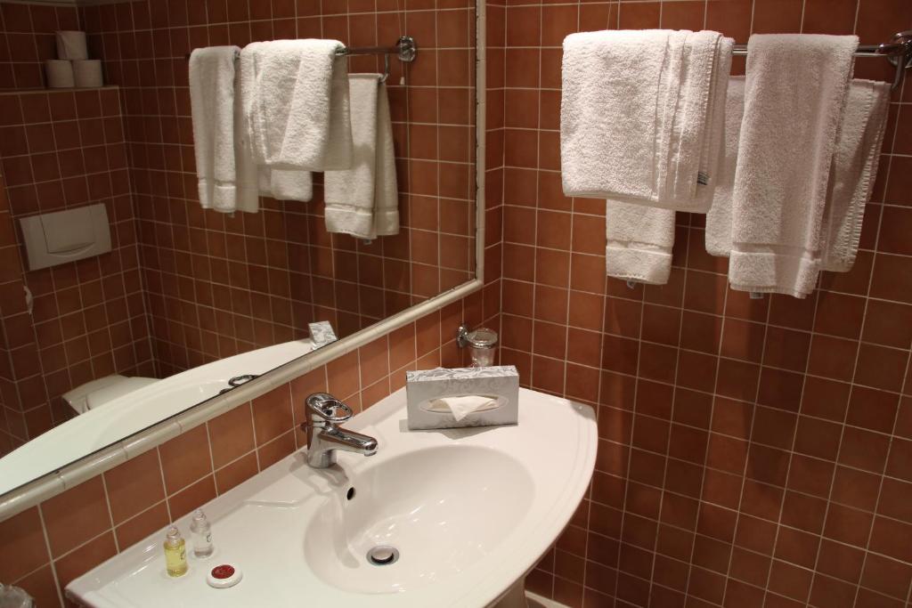 Двухместный (Двухместный номер «Комфорт» с 2 отдельными кроватями), Hôtel Les Palmiers