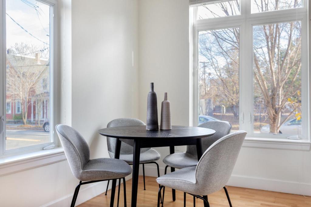 Porter Sq 2BR w WD Elevator by Davis Station BOS-319 photo 4