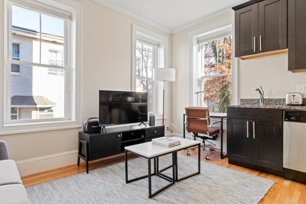 Somerville 1br nr Sullivans Square T BOS-802 photo 1