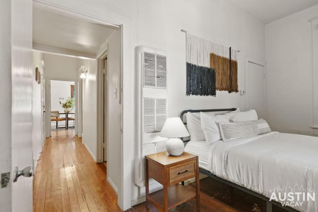 Cozy Mid-Century Modern Vibes in Central Location photo 1