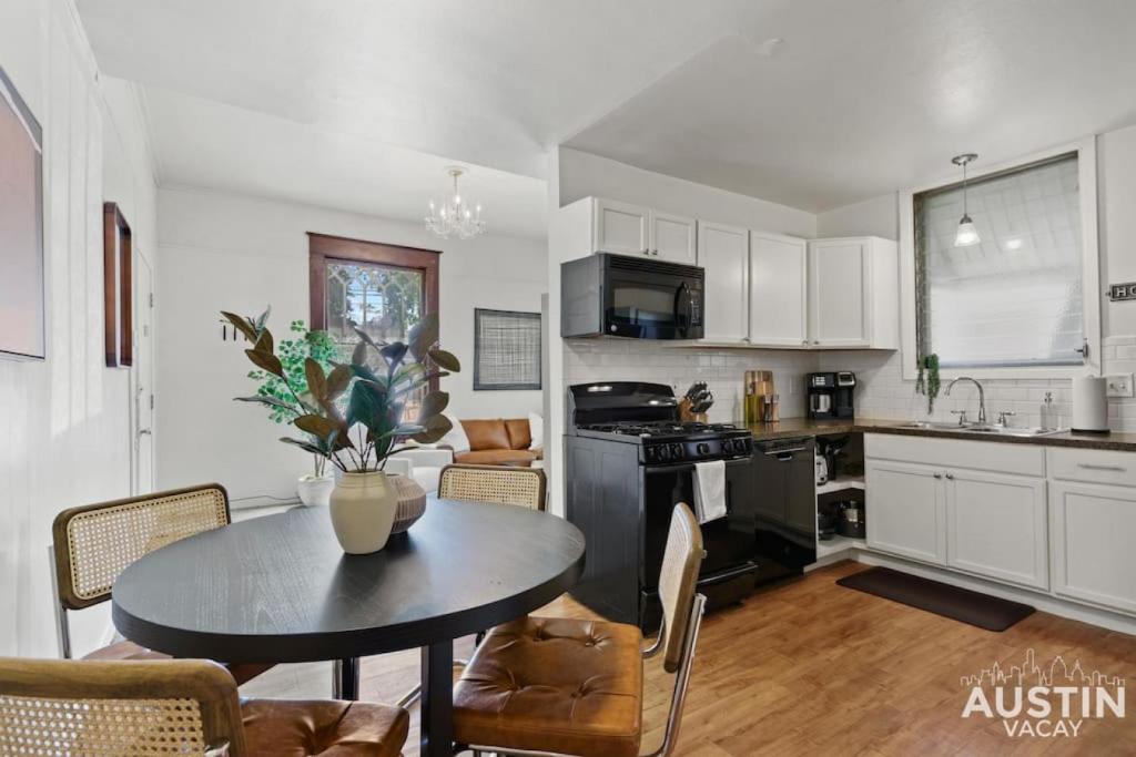 Cozy Mid-Century Modern Vibes in Central Location photo 2
