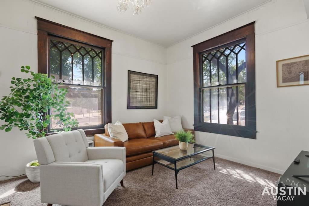 Cozy Mid-Century Modern Vibes in Central Location photo 3