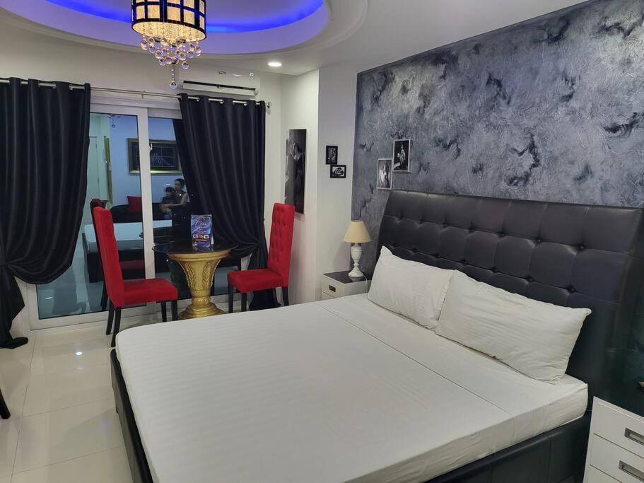 Kandi Posh new studio. King bed! Free housekeeping photo 4
