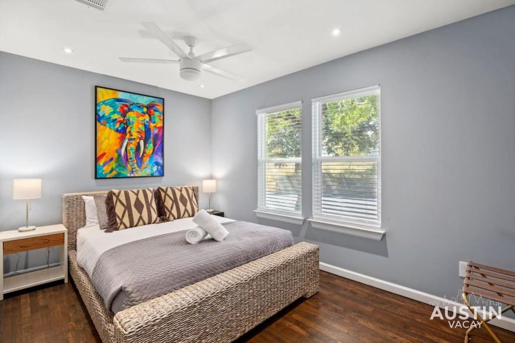 Gorgeous East Central Austin 2BD Close to Downtown - Tap to explore photos