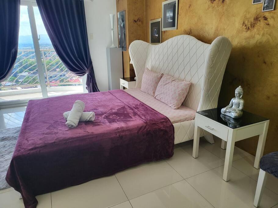 Sheryll Escapes - Kandi Tower 3 premium loft 1BR on 8th floor with 2CR & 2 balconies, Angeles