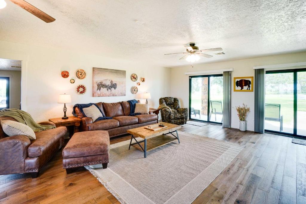 Spacious Country Home Near Ft Sill and Medicine Park photo 3