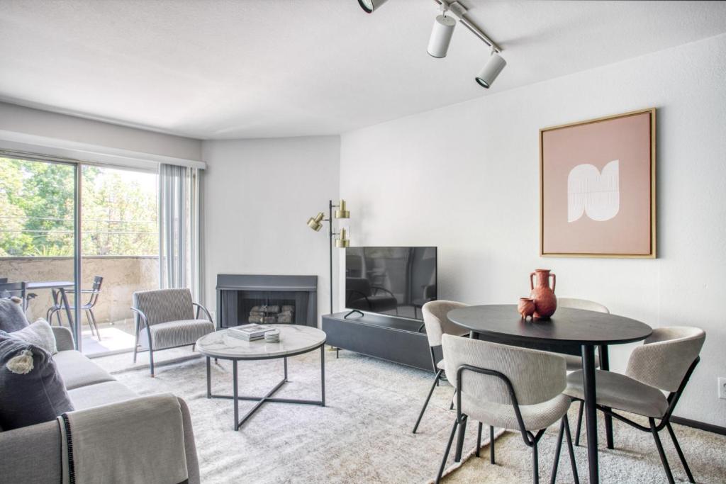 Pasadena 2BR w Gym Pool nr Colorado Ave LAX-864 photo 4