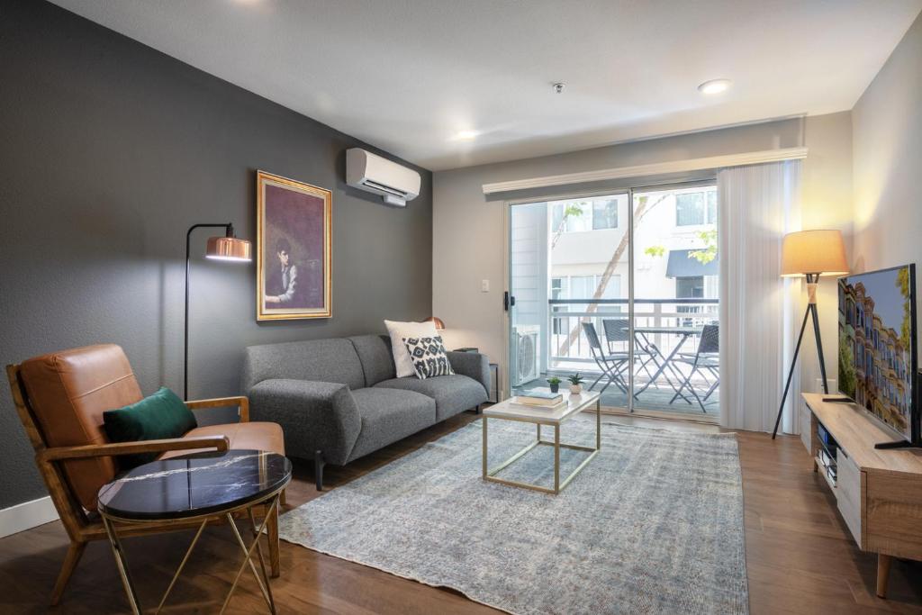 DT Mountain View 2BR w Pool Gym Parking Patio SFO-170 image