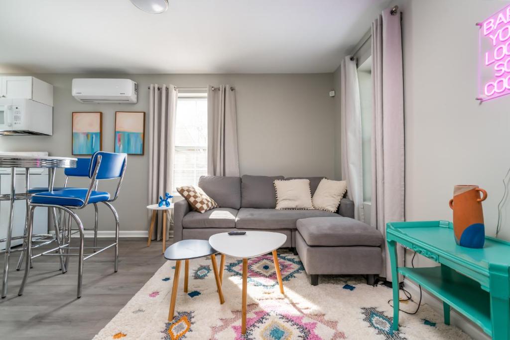 Cozy 1 bed APT near Five Points! Bring your pets! photo 3