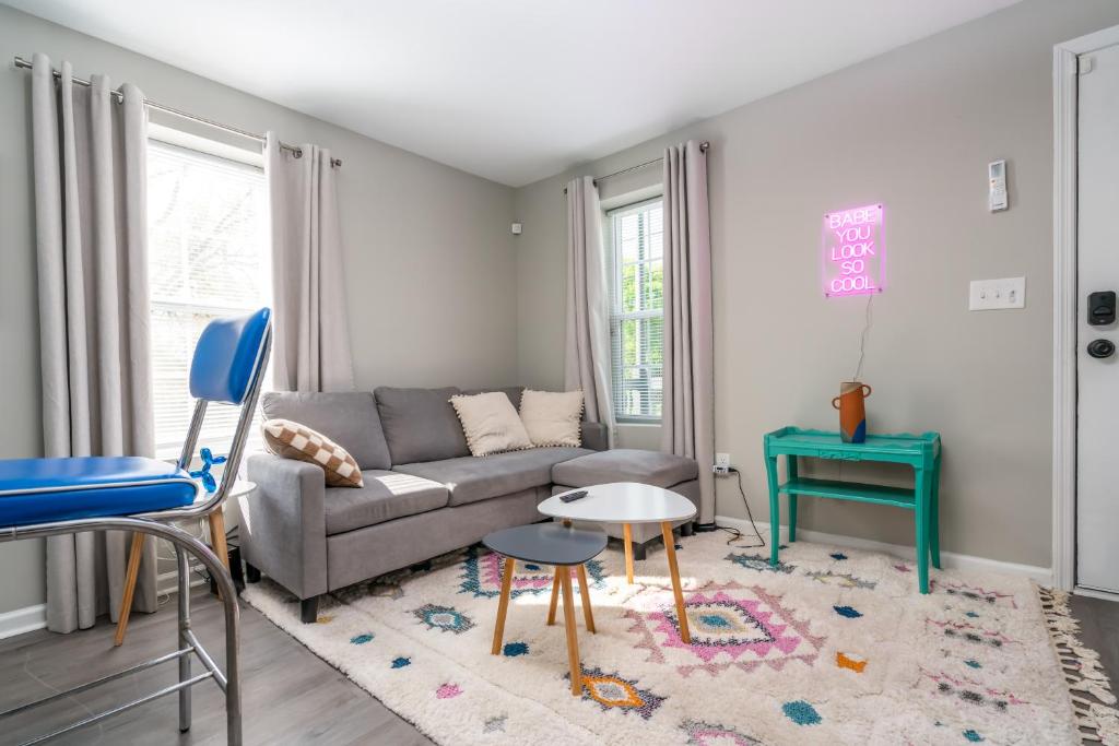 Cozy 1 bed APT near Five Points! Bring your pets! photo 1