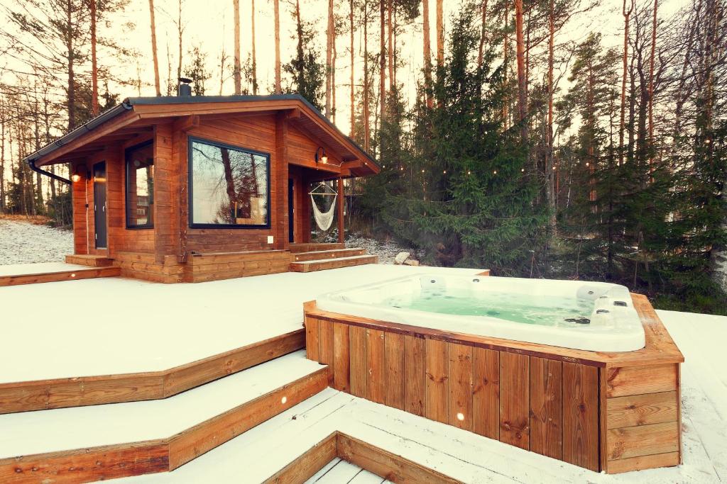 Beautifully renovated lakeside red cottage photo 1