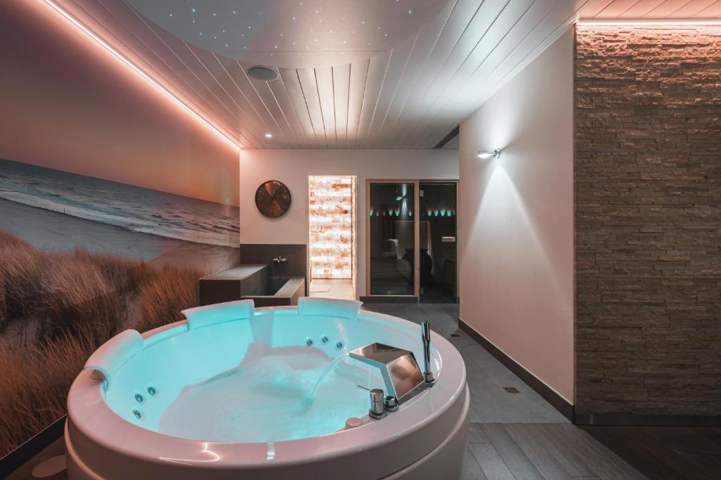 Boutique Hotel 'Hof ter Duinen' - Tap to explore photos