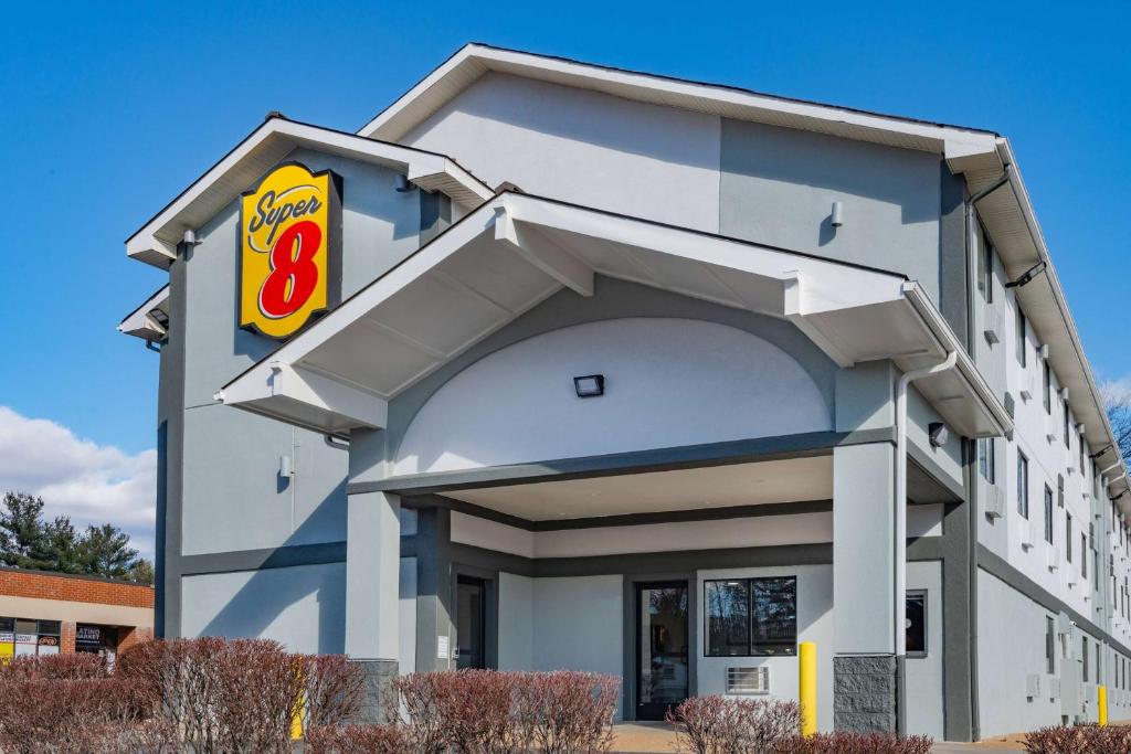Super 8 by Wyndham Charlottesville photo 1