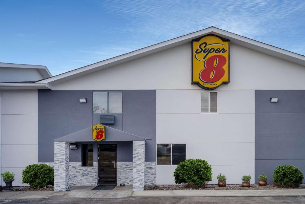 Super 8 by Wyndham Merrillville photo 1