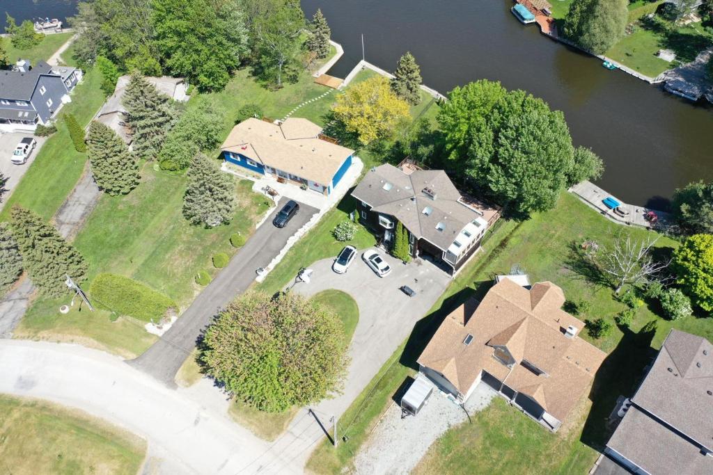 Waterfront Cottage 4 BD with Outdoor Dining, Fire Pite by GLOBALSTAY photo 1