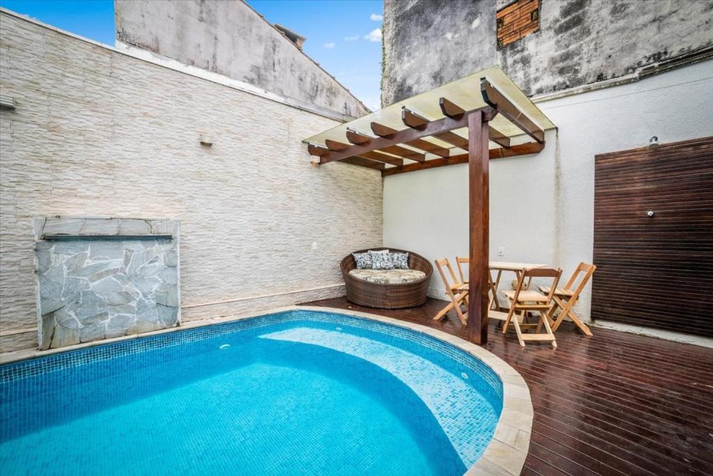 Casa com piscina na Enseada a 50 metros da Praia