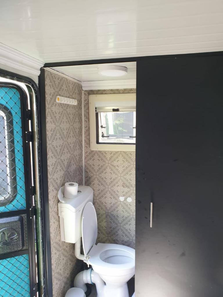 Cozy Fully-Equipped Caravan for Two plus one young child max photo 4