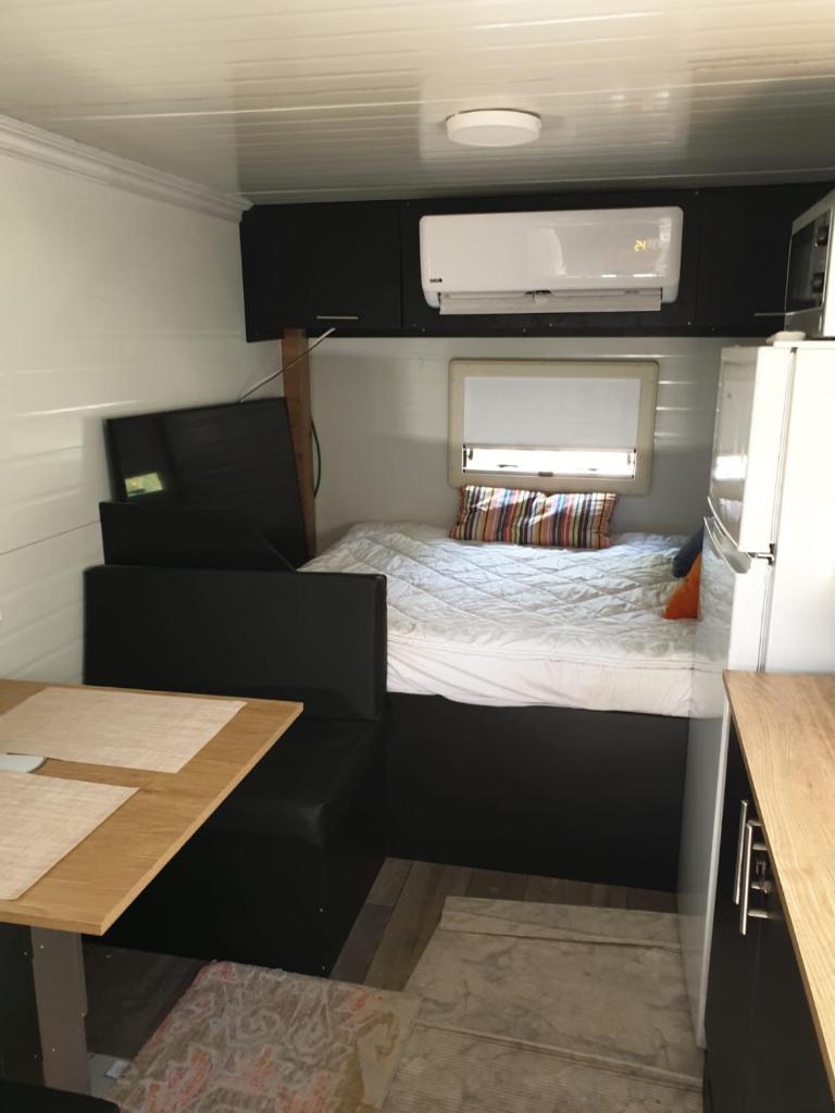 Cozy Fully-Equipped Caravan for Two plus one young child max photo 1