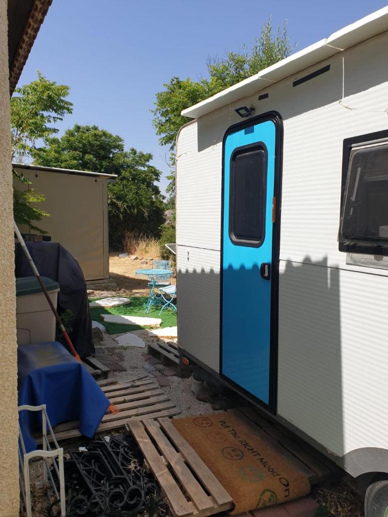 Cozy Fully-Equipped Caravan for Two plus one young child max