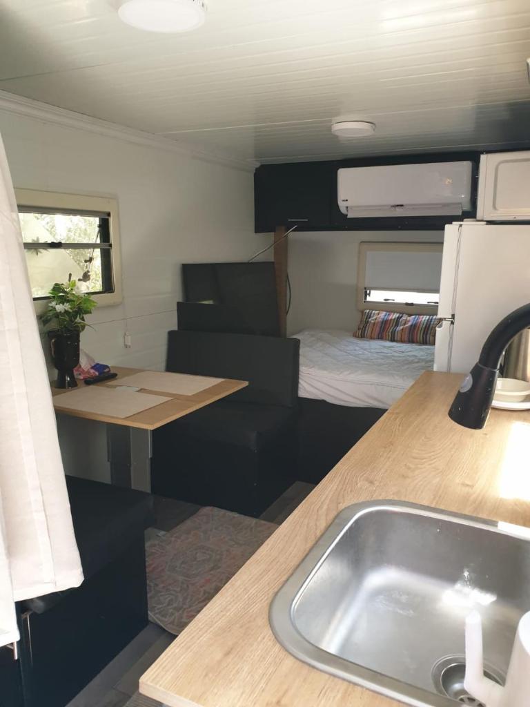 Cozy Fully-Equipped Caravan for Two plus one young child max photo 3