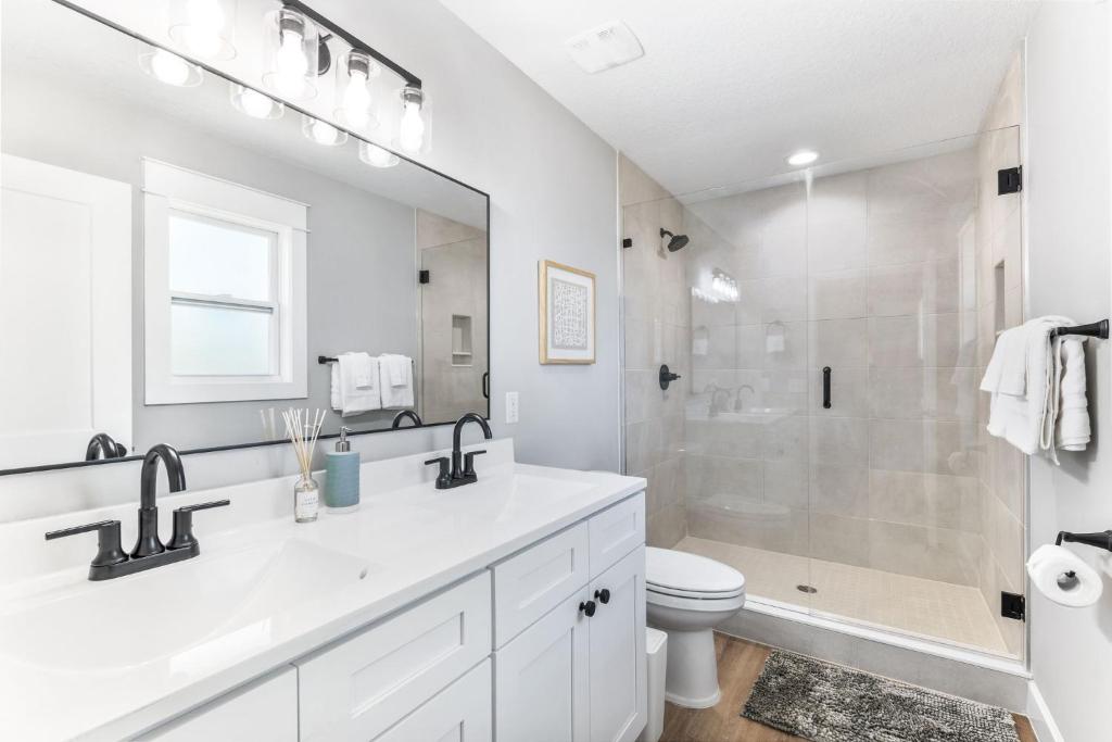 Brand New Bungalow with King Bed Suites in St Aug photo 4