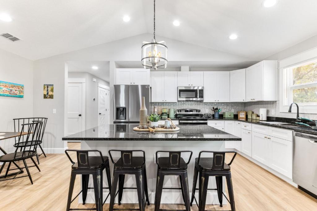 Brand New Bungalow with King Bed Suites in St Aug image