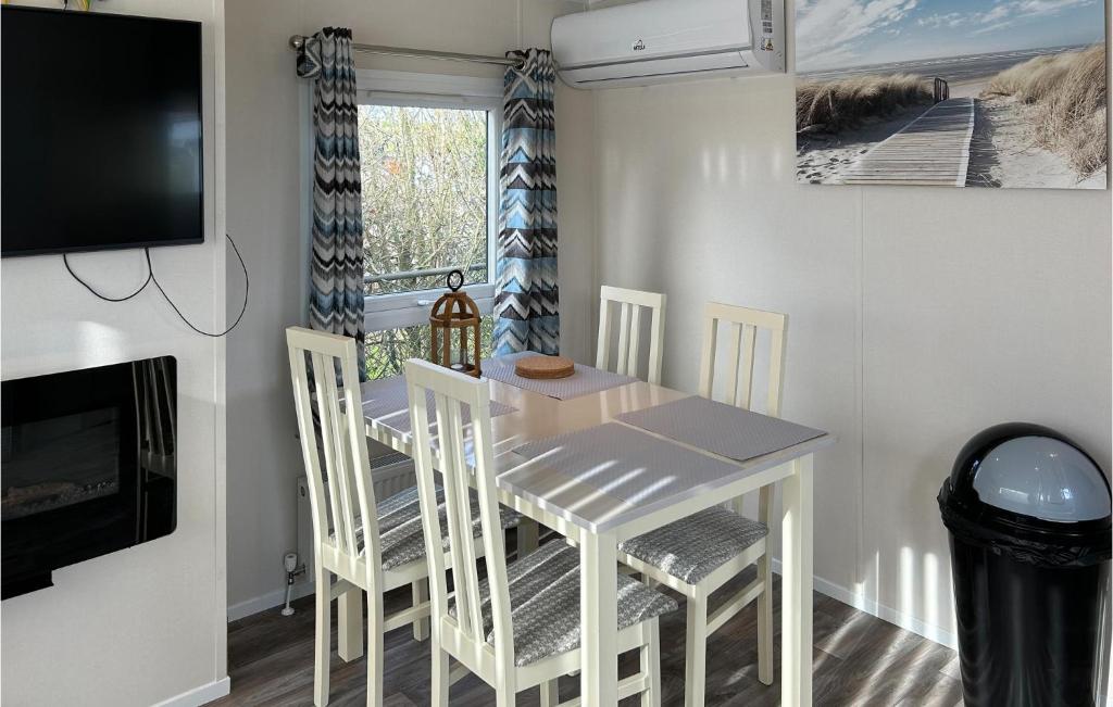 Beautiful Home In Scherpenisse With Wifi, Heated Swimming Pool And 2 Bedrooms photo 3
