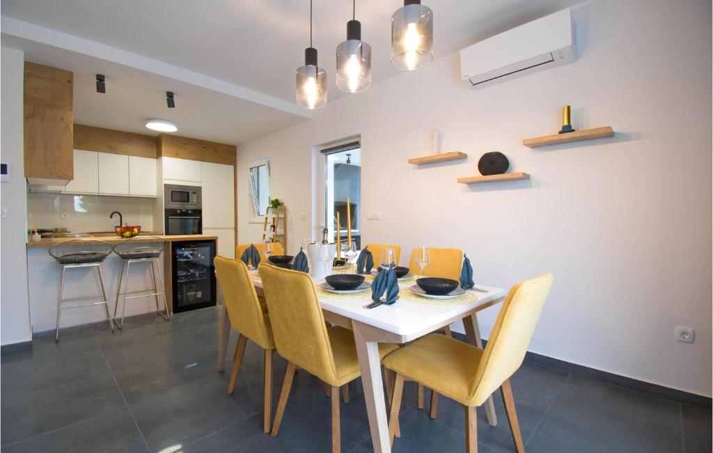 Stunning Home In Bast With Heated Swimming Pool, 3 Bedrooms And Jacuzzi photo 2