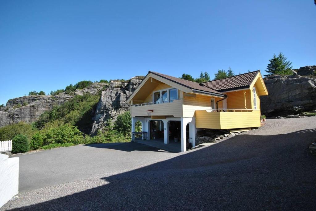 Remarkable 2-Bed Apartment in Steinsland photo 3