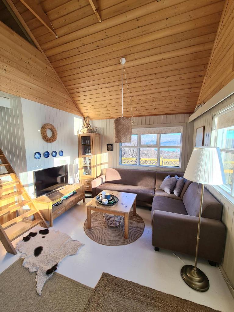 Cozy Cottage in Icelandic nature with Hot tub photo 1
