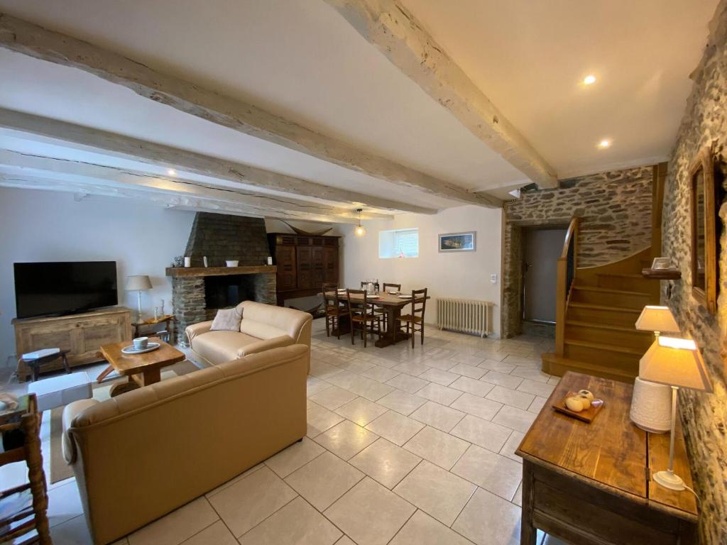 Stone house typical of the Pays de Rance, 900m from the beach photo 3