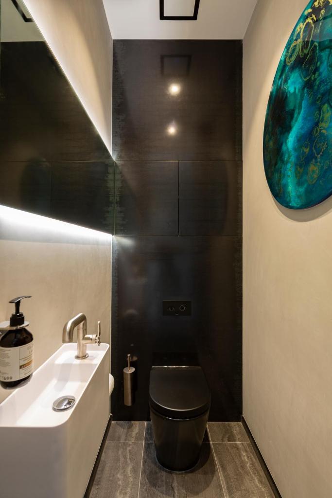Ivy Box Art Gallery Apartment - Tap to explore photos